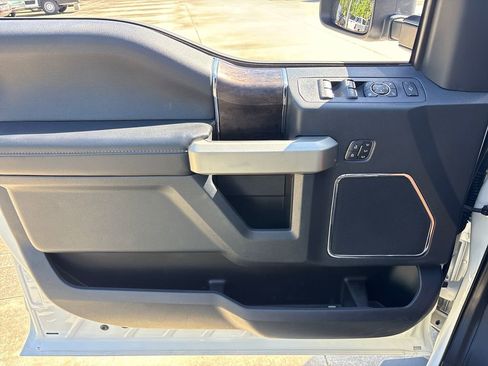 Used 2022 Ford F250 Lariat w/ Black Appearance Package image 15