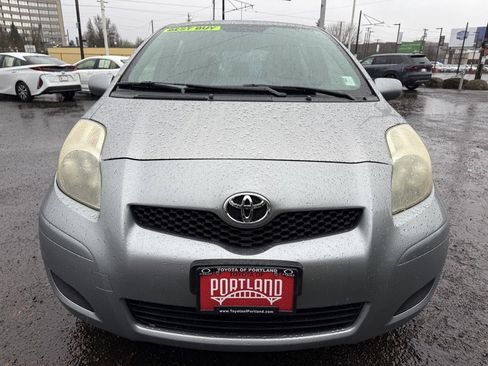 Used 2011 Toyota Yaris 4-Door Hatchback image 3