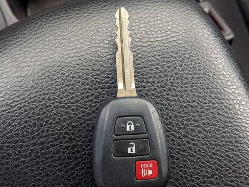 Used 2015 Toyota RAV4 XLE FWD image 28