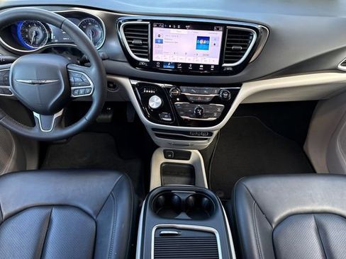 Used 2024 Chrysler Pacifica Touring-L image 14