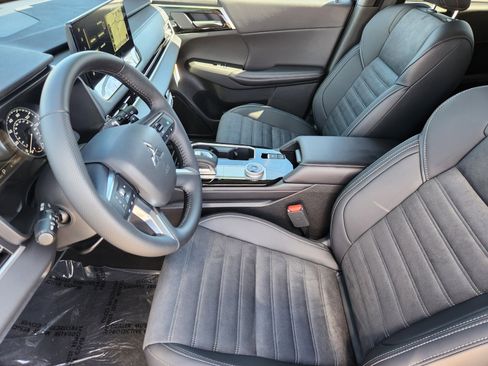 New 2025 Mitsubishi Outlander SE image 8