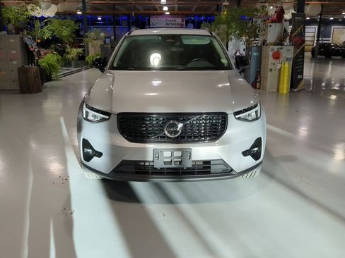 Used 2025 Volvo XC40 B5 Plus image 3