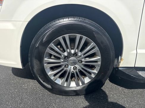 Used 2013 Chrysler Town & Country Touring-L w/ Driver Convenience Group FWD image 9