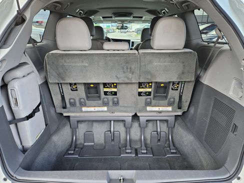 Used 2017 Toyota Sienna XLE w/ XLE Navigation Package FWD image 31