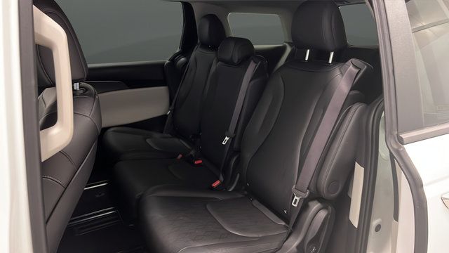 Used 2024 Kia Carnival LX FWD image 22