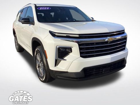 Used 2024 Chevrolet Traverse LT FWD image 1