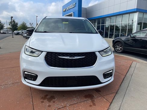 Used 2024 Chrysler Pacifica Select image 2