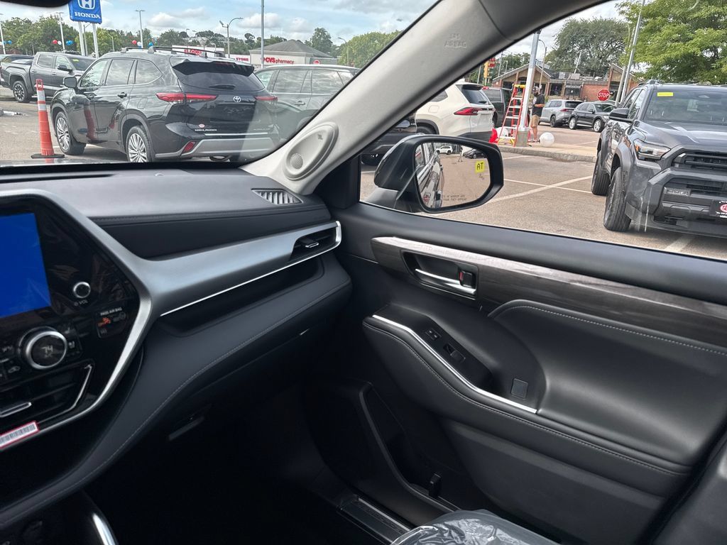 New 2026 Toyota Highlander Platinum AWD/4WD image 30