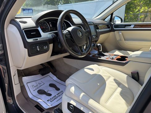 Used 2012 Volkswagen Touareg TDI AWD/4WD image 7