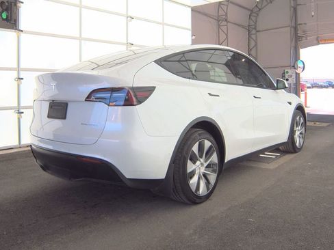 Used 2022 Tesla Model Y Long Range image 6