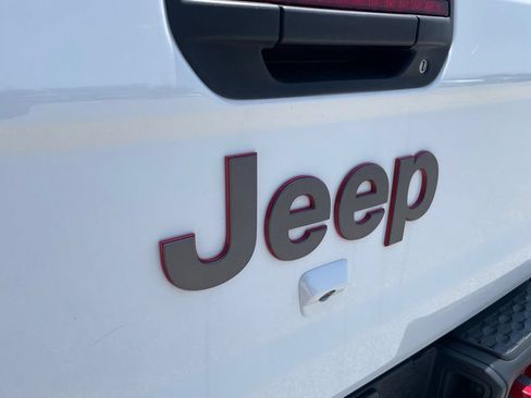 Used 2024 Jeep Gladiator Rubicon w/ Technology Group AWD/4WD image 32