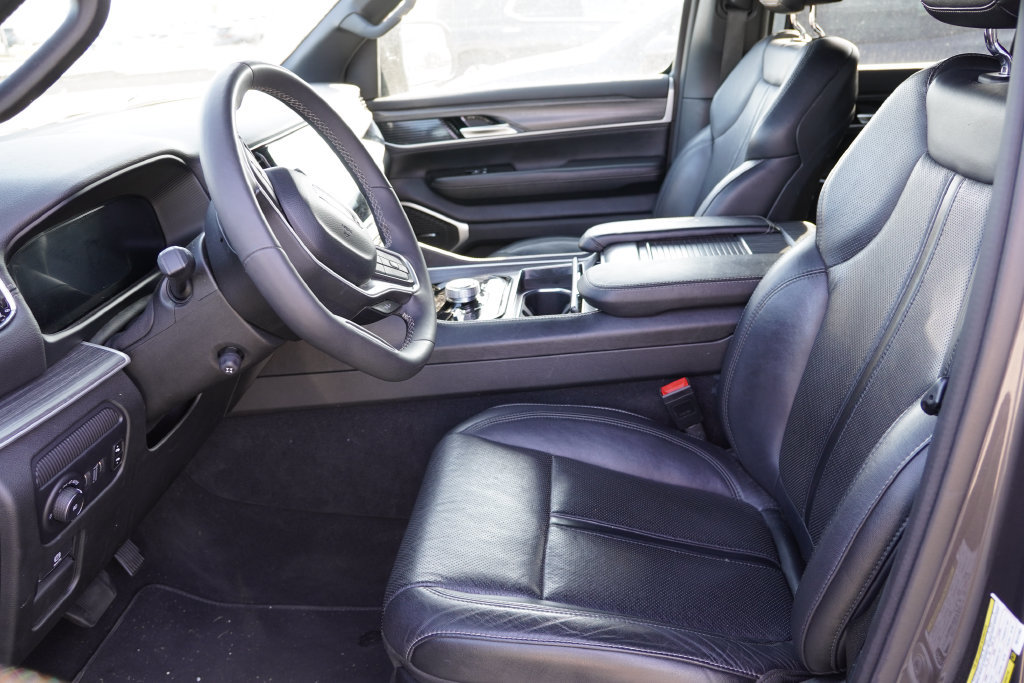 Certified 2024 Jeep Wagoneer L Series II w/ Flexible Seating Group AWD/4WD image 3