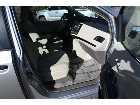Used 2011 Toyota Sienna image 15