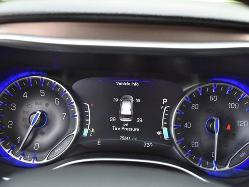 Used 2019 Chrysler Pacifica Touring-L Plus FWD image 12