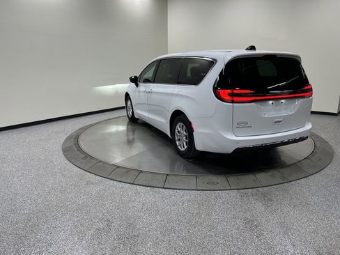 Used 2024 Chrysler Pacifica Touring-L image 8