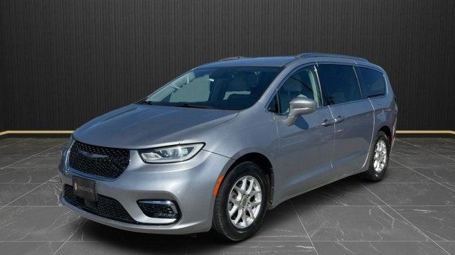 Used 2021 Chrysler Pacifica Touring-L FWD image 3