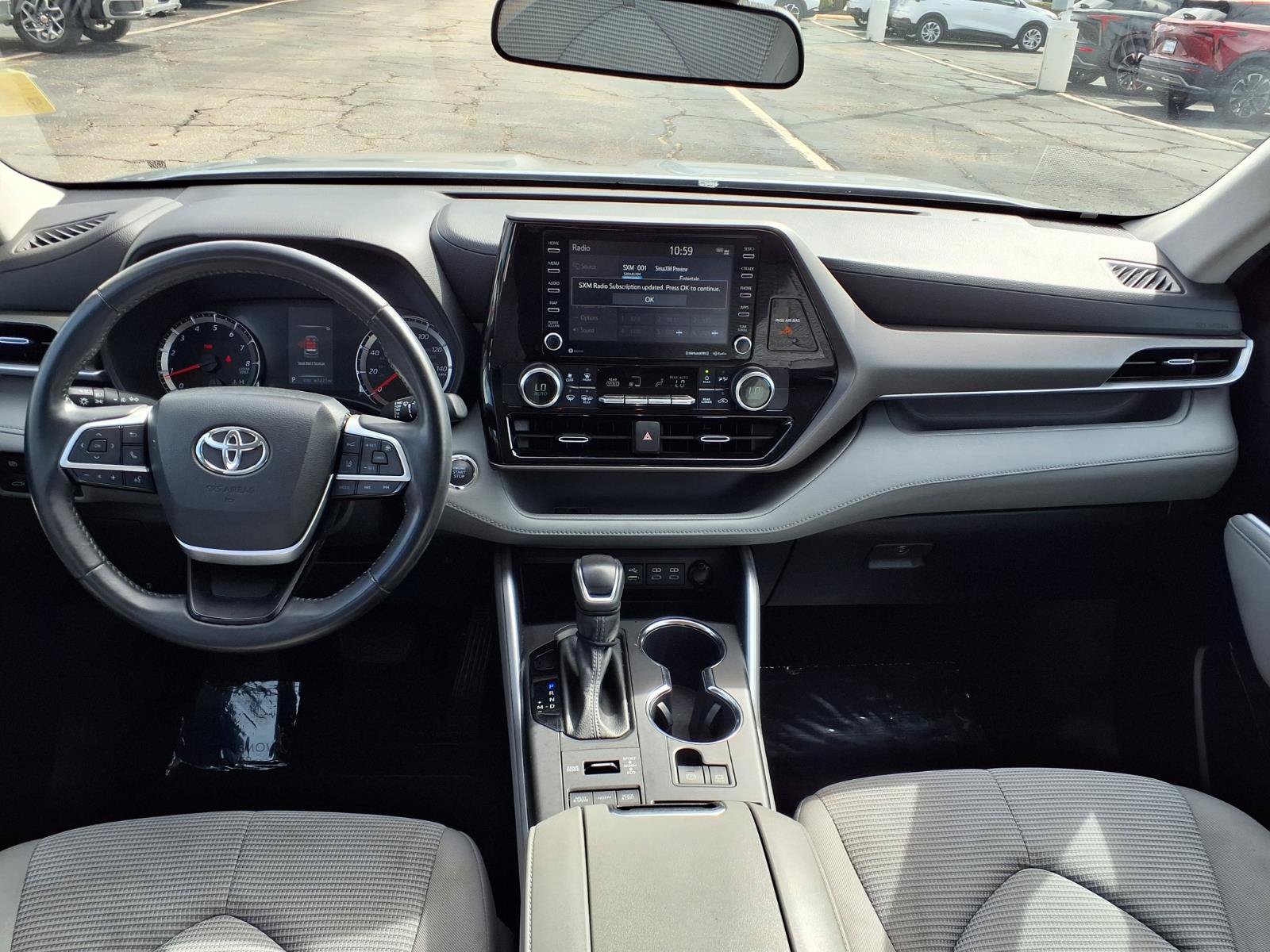 Used 2022 Toyota Highlander LE AWD/4WD image 3