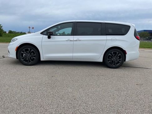 Used 2026 Chrysler Pacifica Select FWD image 3