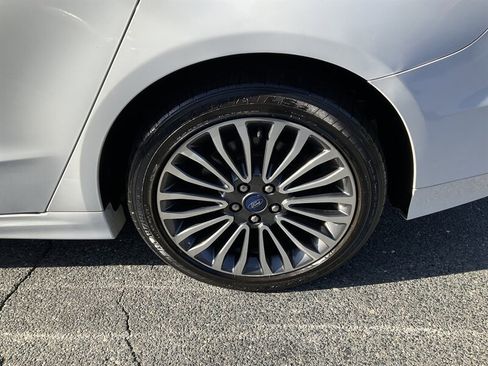 Used 2017 Ford Fusion SE w/ Fusion SE Technology Package image 8