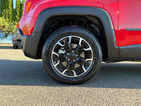 Used 2023 Jeep Renegade Latitude AWD/4WD image 15