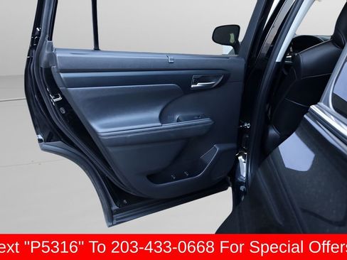 Used 2023 Toyota Highlander XLE AWD/4WD image 16