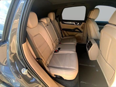 Used 2022 Porsche Cayenne AWD/4WD image 20