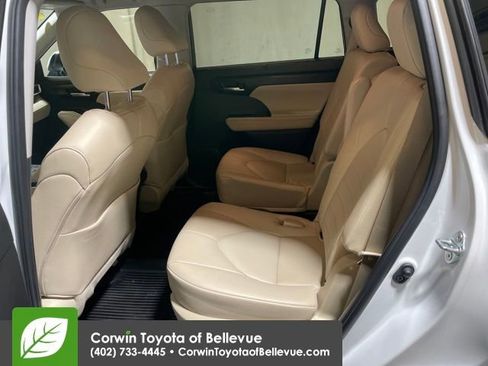 Certified 2023 Toyota Highlander XLE image 25