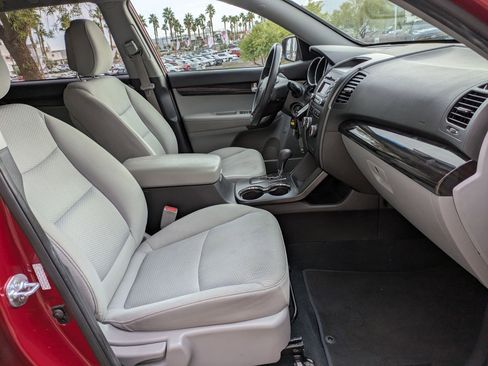 Used 2011 Kia Sorento LX w/ Convenience Pkg image 18