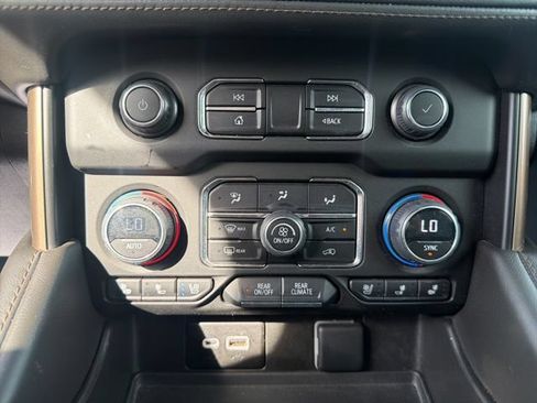 Used 2023 Chevrolet Suburban High Country AWD/4WD image 17