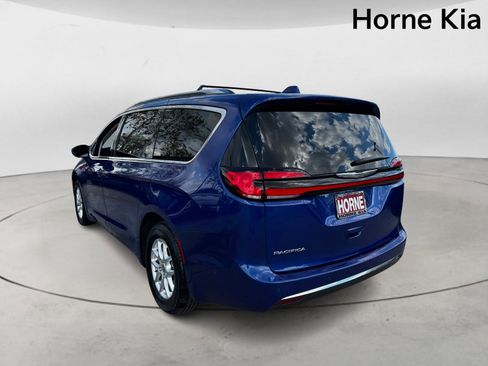 Used 2021 Chrysler Pacifica Touring-L w/ Uconnect Theater Family Group image 5