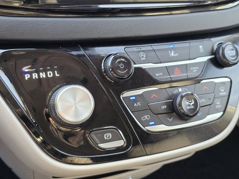 Used 2022 Chrysler Pacifica Touring-L image 28