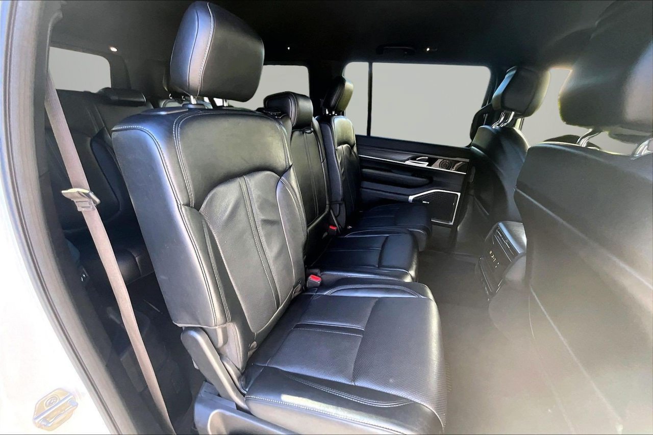 Certified 2024 Jeep Wagoneer L Series II AWD/4WD image 23