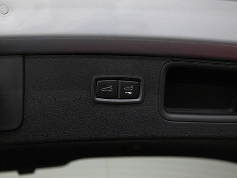 Certified 2025 Porsche Macan AWD/4WD image 33
