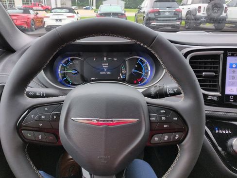 Used 2023 Chrysler Pacifica Touring-L w/ S Appearance Package FWD image 9
