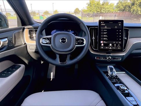 New 2027 Volvo XC60 B5 Plus AWD/4WD image 15