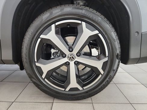 New 2025 Volkswagen Tiguan SE image 38