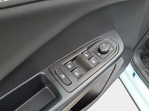 Certified 2025 Volkswagen Taos SE image 22