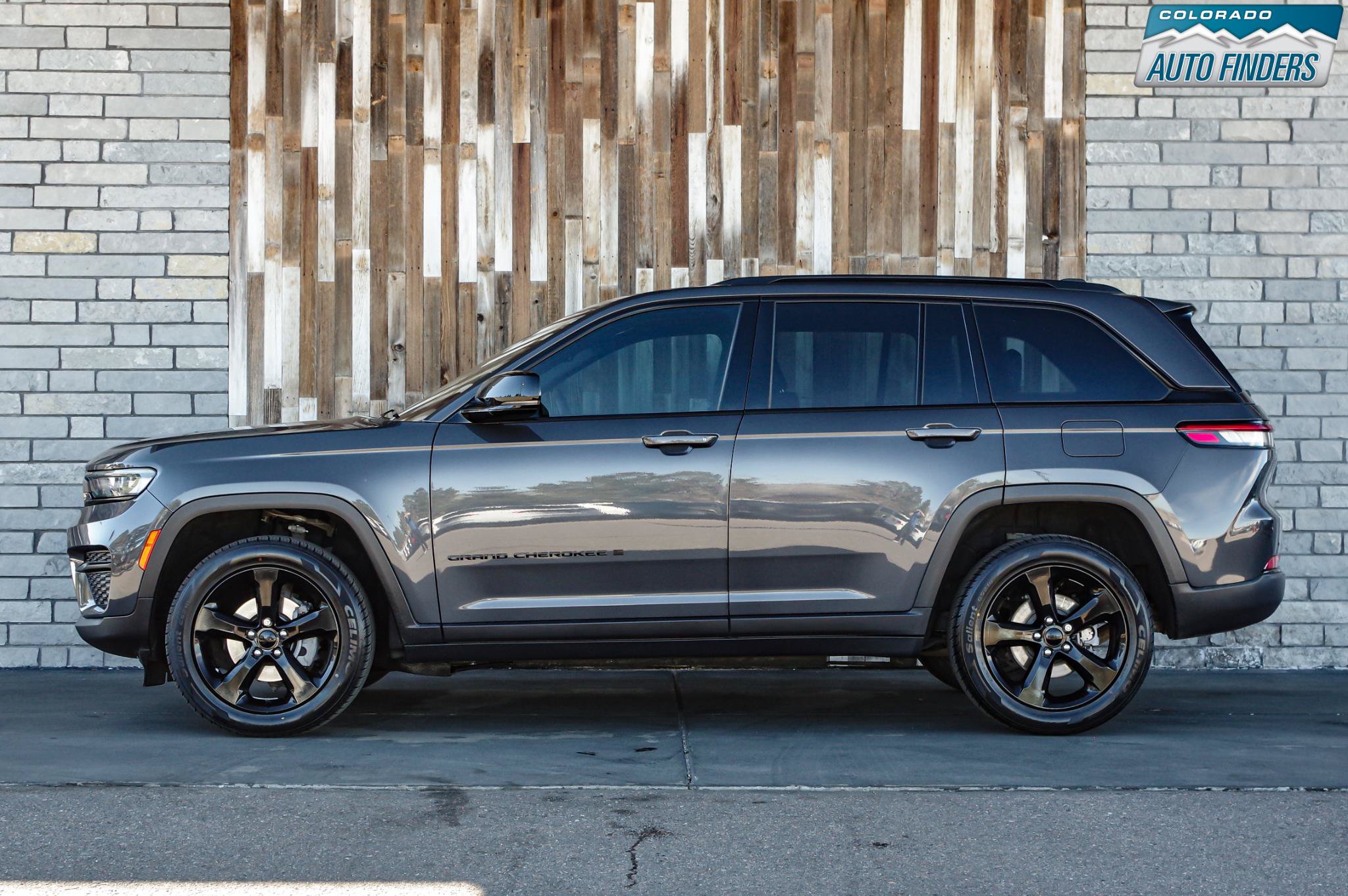 Used 2023 Jeep Grand Cherokee Altitude AWD/4WD image 3