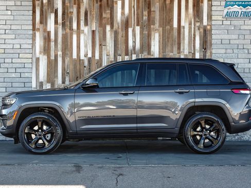 Used 2023 Jeep Grand Cherokee Altitude image 3