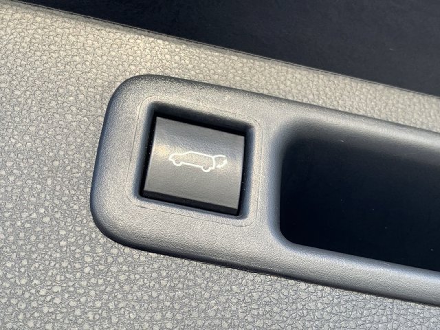 Used 2023 Toyota Highlander XLE FWD image 40