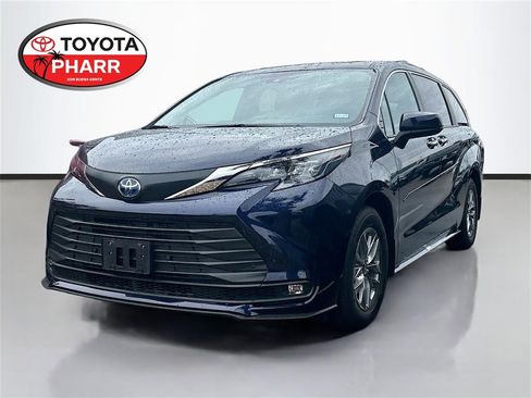 Used 2025 Toyota Sienna XLE image 1