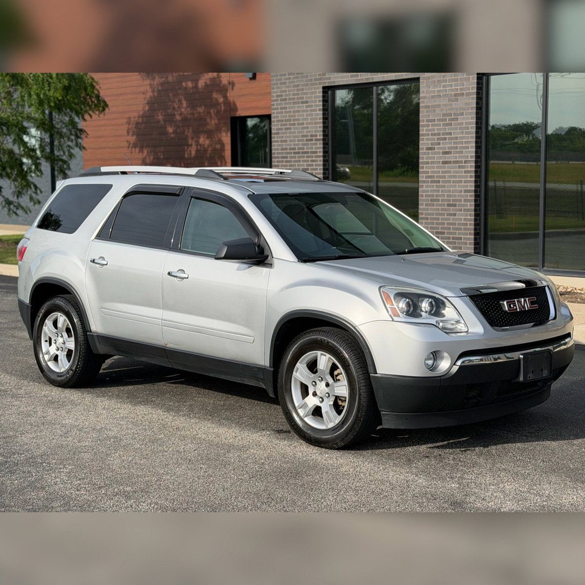 Used 2011 GMC Acadia SLE FWD image 1