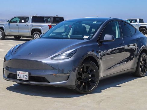 Used 2023 Tesla Model Y Long Range AWD/4WD image 1