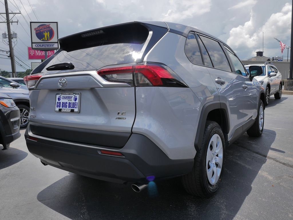 Used 2025 Toyota RAV4 LE AWD/4WD image 5
