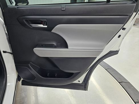 Used 2021 Toyota Highlander XLE image 31