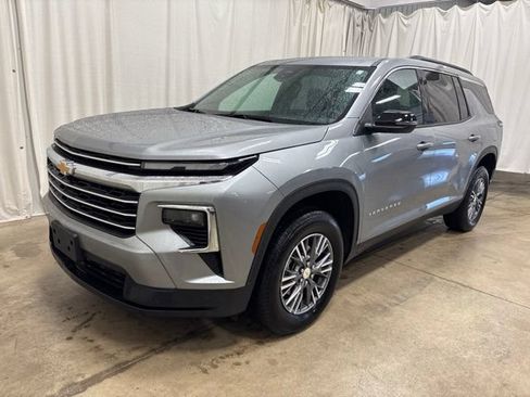Used 2026 Chevrolet Traverse LT FWD image 8