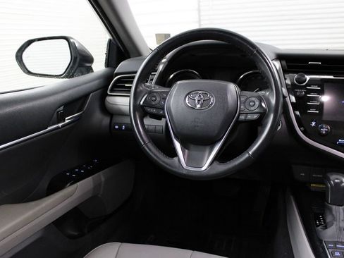 Used 2020 Toyota Camry SE w/ Sunroof Package image 20