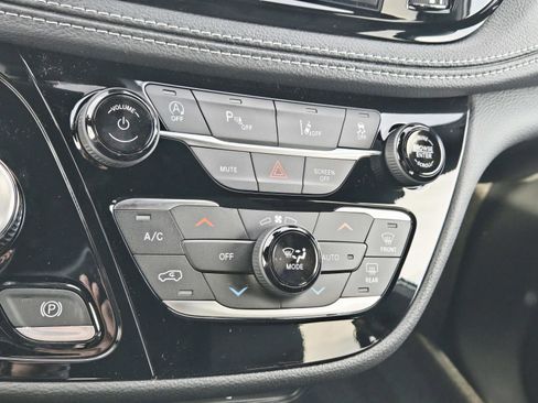 New 2026 Chrysler Pacifica Select image 25