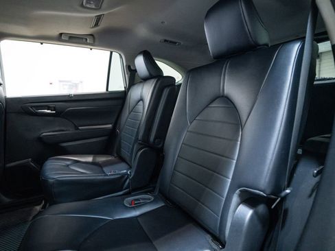 Used 2023 Toyota Highlander XLE AWD/4WD image 36