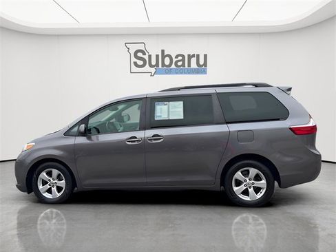 Used 2017 Toyota Sienna LE image 4